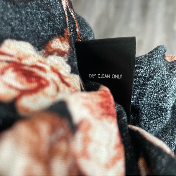 TORRID Crepe Chain Detail Floral 3/4 Sleeve Blouse - Picture 10 of 10